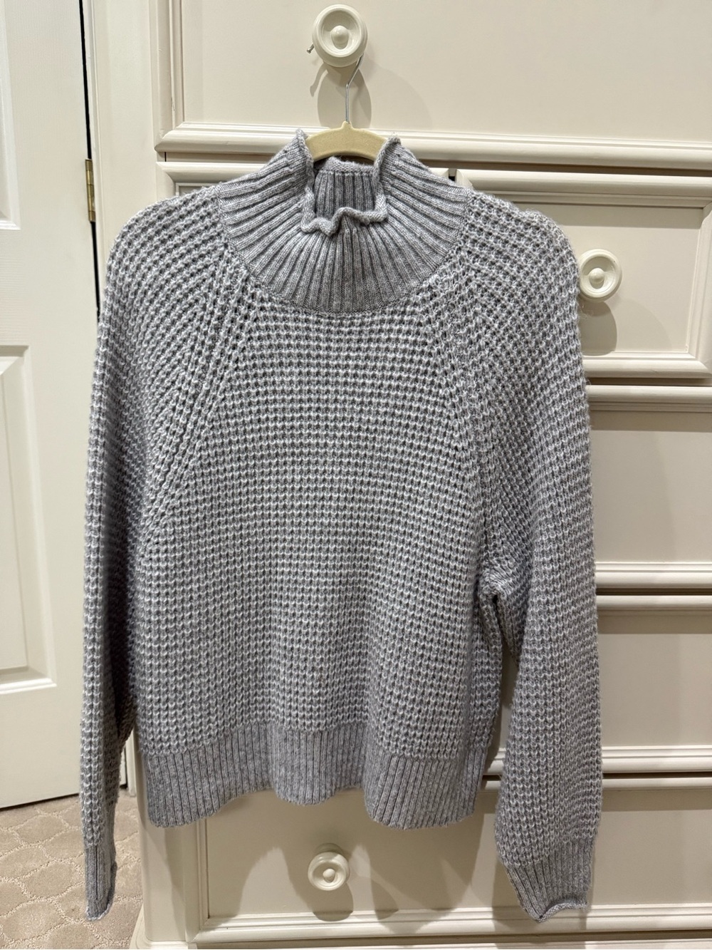 American Eagle Outfitters Light Gray Ribbed Turtleneck Sweater